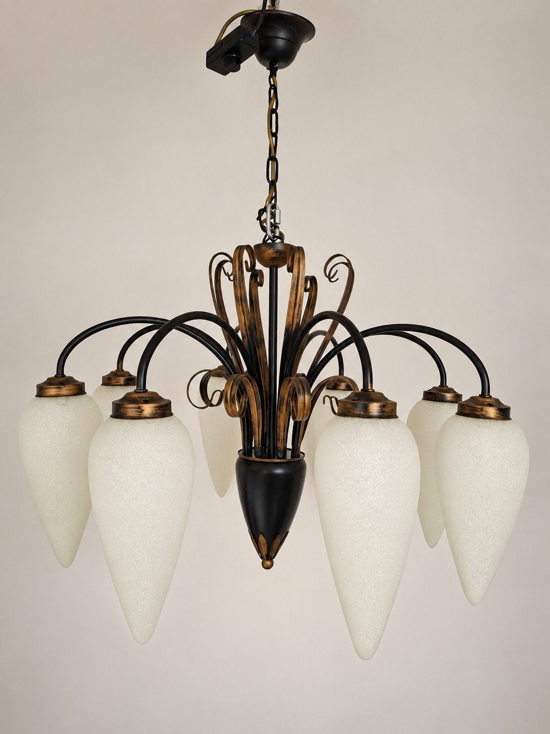 Italiaanse kroonluchter met 8 glazen lampenkappen, Gebruikt, Vintage Chic, E14 (klein), Ophalen of Verzenden