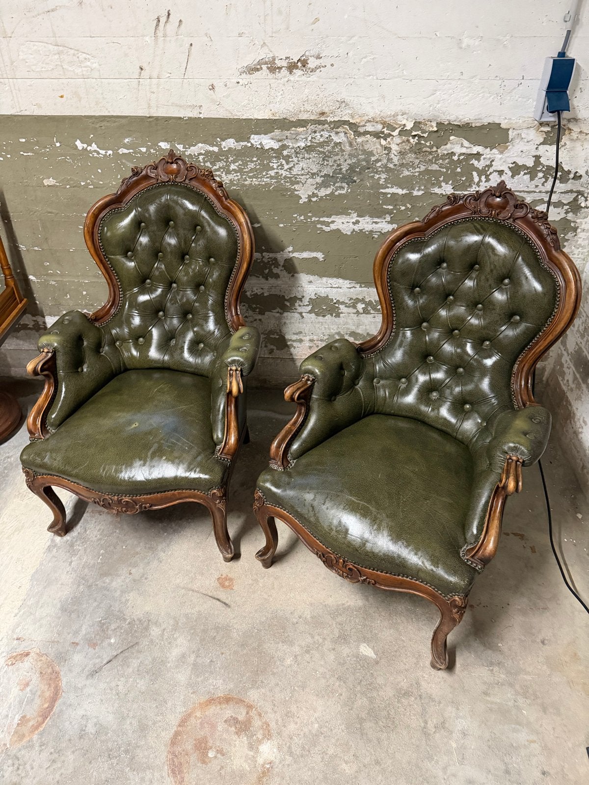 Set van 2 Antieke Chesterfield Fauteuils - Groen Leer, Ophalen