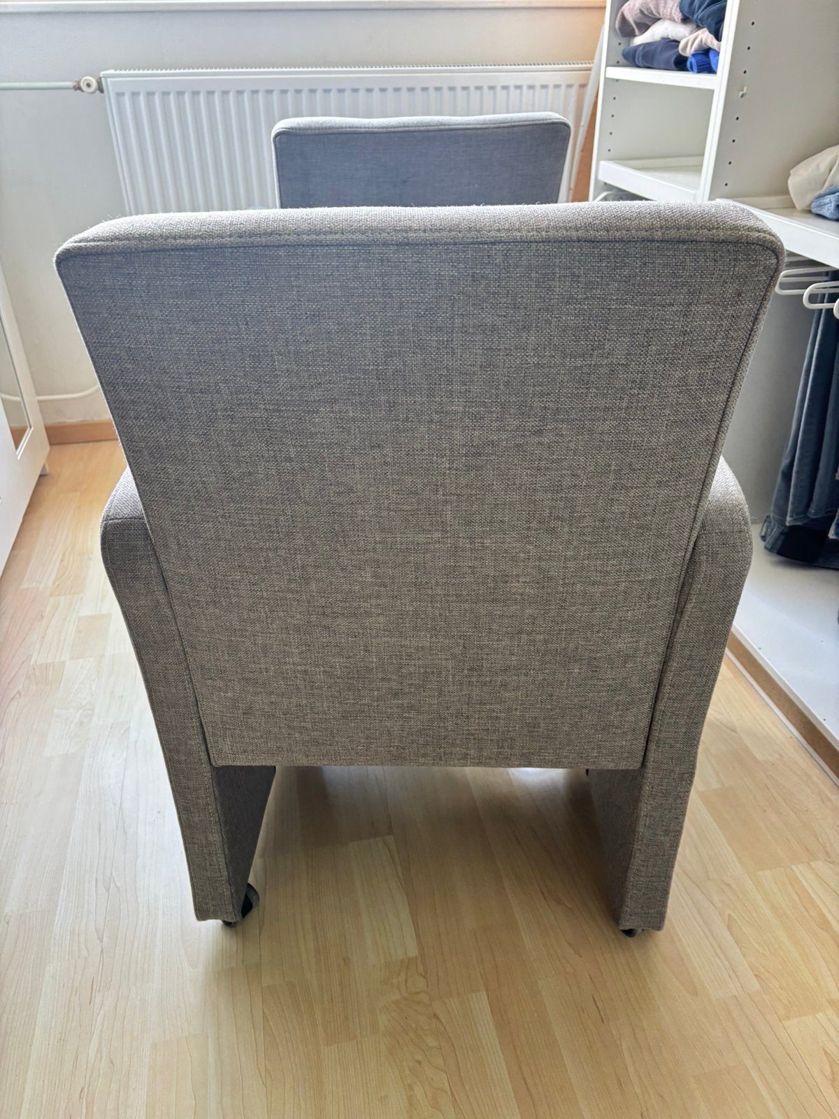 2x Comfortabele grijze fauteuil met armleuningen, Ophalen, 75 tot 100 cm, Zo goed als nieuw, Stof