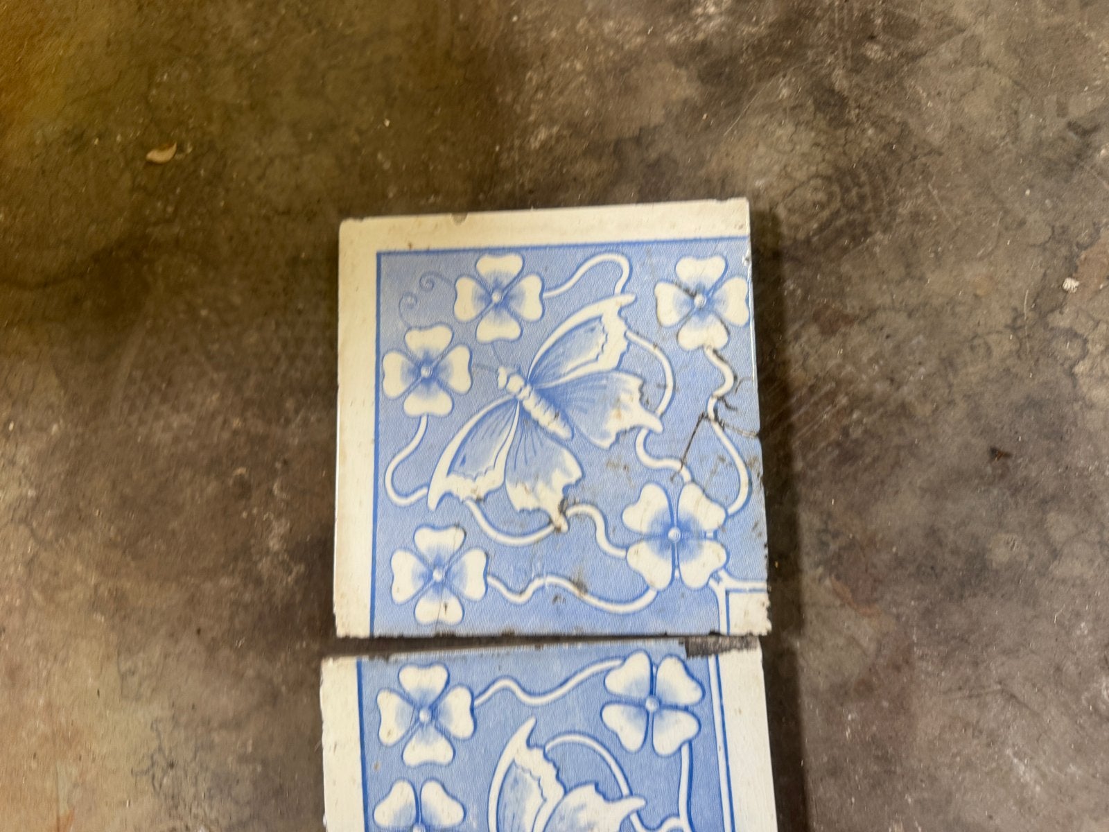 Antieke Art Nouveau Tegels met Vlinder en Bloemen, Ophalen