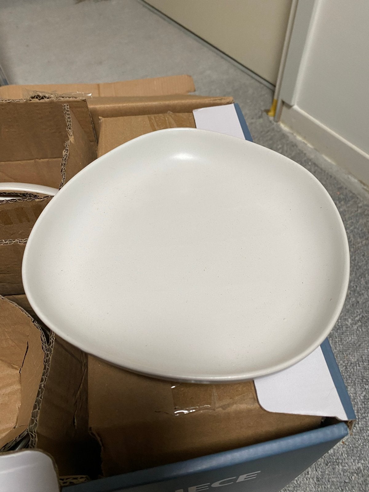 Nieuw 18-dlg organisch servies van Action -Asymmetrisch wit, Ophalen, Overige merken, Keramiek, Nieuw