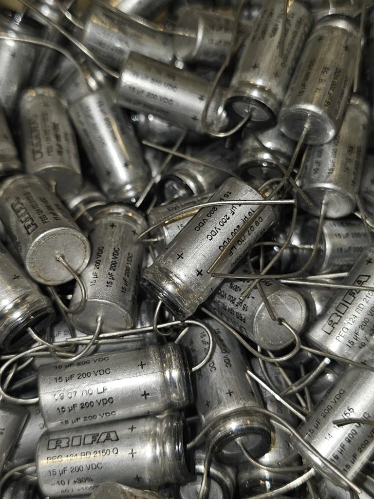 15uF 200V rifa long life, Hobby en Vrije tijd, Elektronica-componenten, Ophalen of Verzenden, Zo goed als nieuw