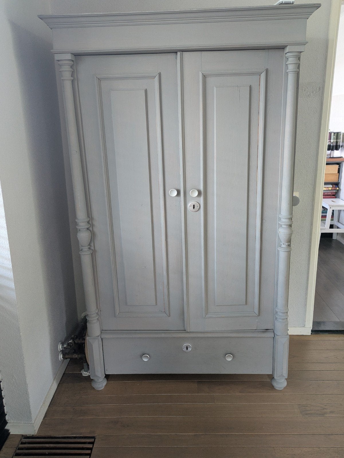 Antieke grenen kast met legplanken en roedes, Antiek en Kunst, Ophalen