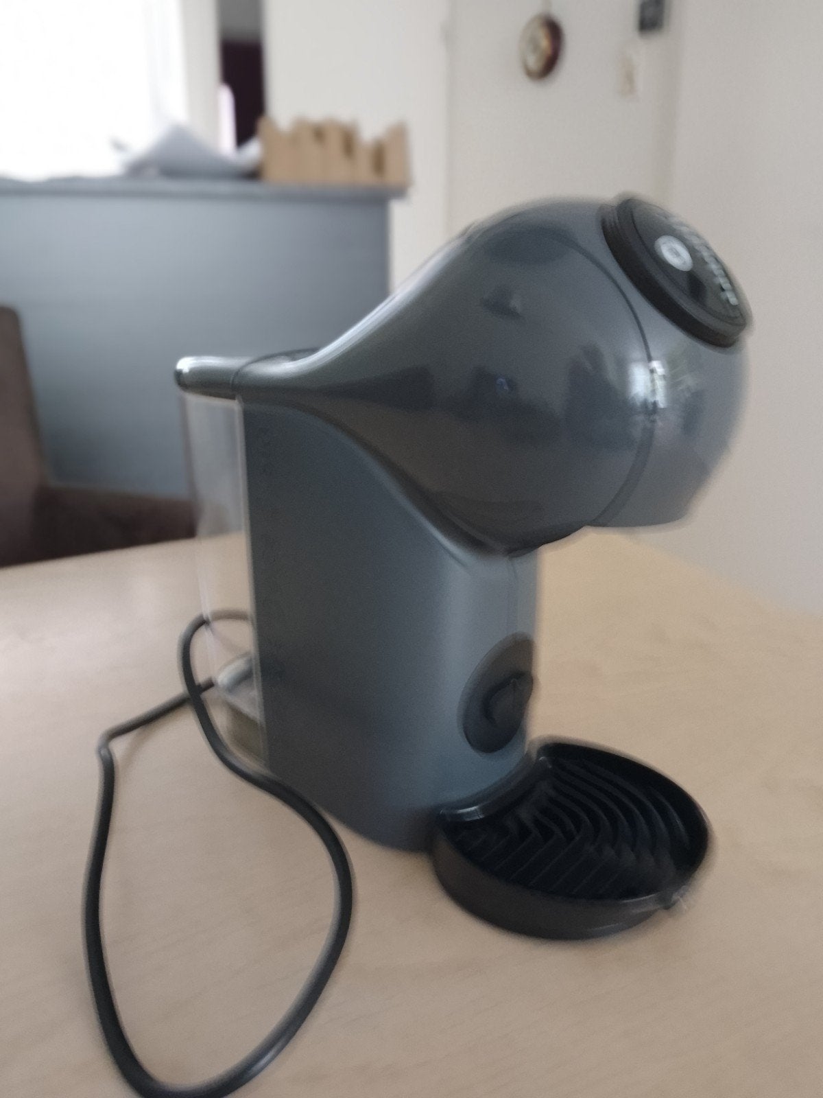 koffieapparaat Dolce Gusto Genio S. grijs, Ophalen of Verzenden, 4 tot 10 kopjes, Koffiepads en cups, Afneembaar waterreservoir