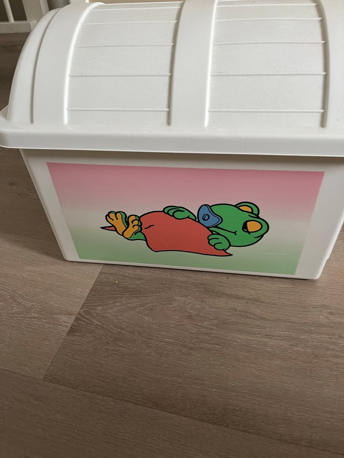 Witte speelgoedkist met kikkeropdruk, Ophalen, Gebruikt, Jongen of Meisje