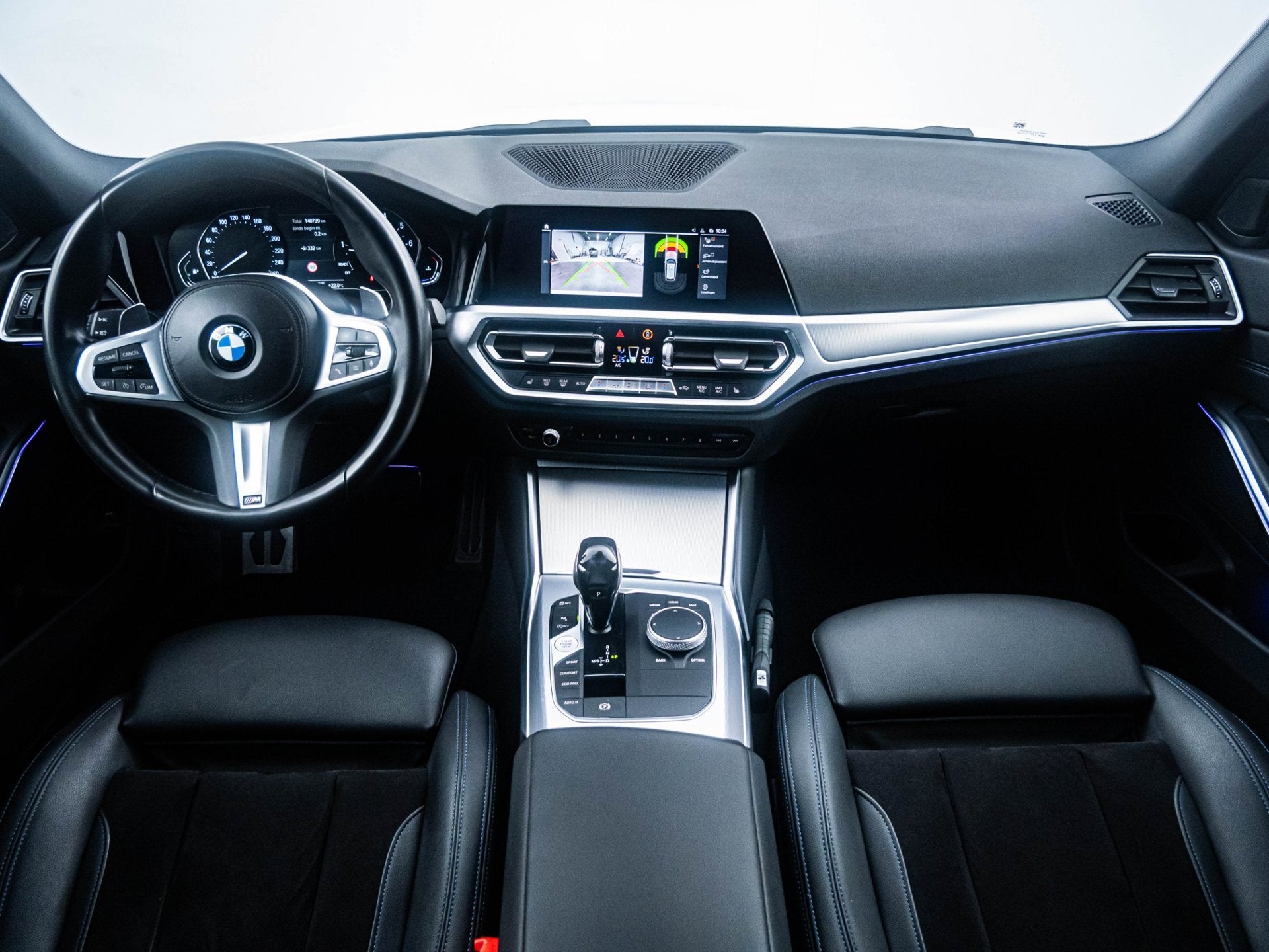 BMW 3-serie Touring 318i High Executive M-Sport|Trekhaak|LED, Achterwielaandrijving, Gebruikt, Wit, 1545 kg