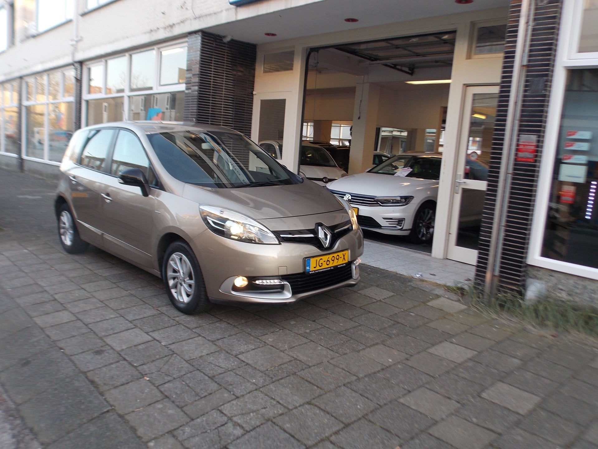 Renault Scénic 1.2 TCe Limited NAVI PDC LM VELGEN 81 DKM!, Auto's, Renault, Voorwielaandrijving, Gebruikt, 4 cilinders, Bruin
