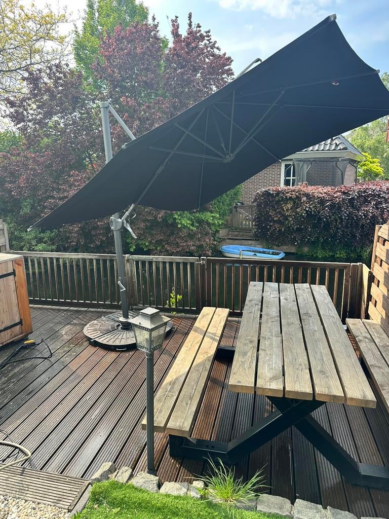 Mooie parasol bijna nog nooit gebruikt, met gewichten, Tuin en Terras, Ophalen, Zo goed als nieuw, Kunststof