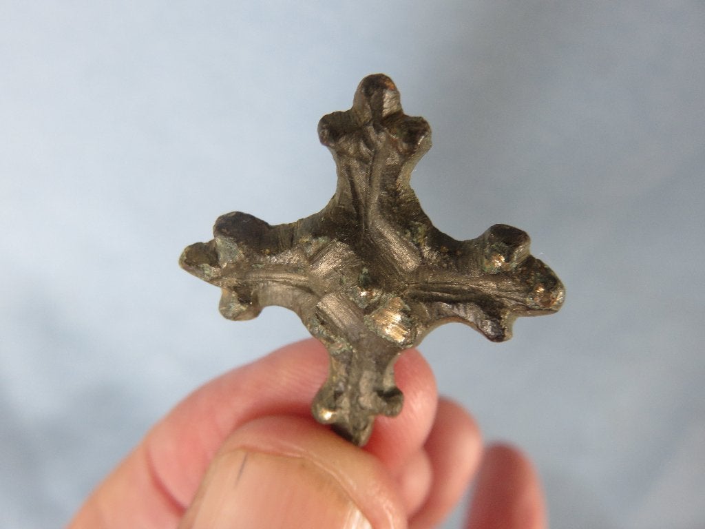 Karolingische rijk - middeleeuwen - kruis fibula - ca. 800, Ophalen of Verzenden, Brons