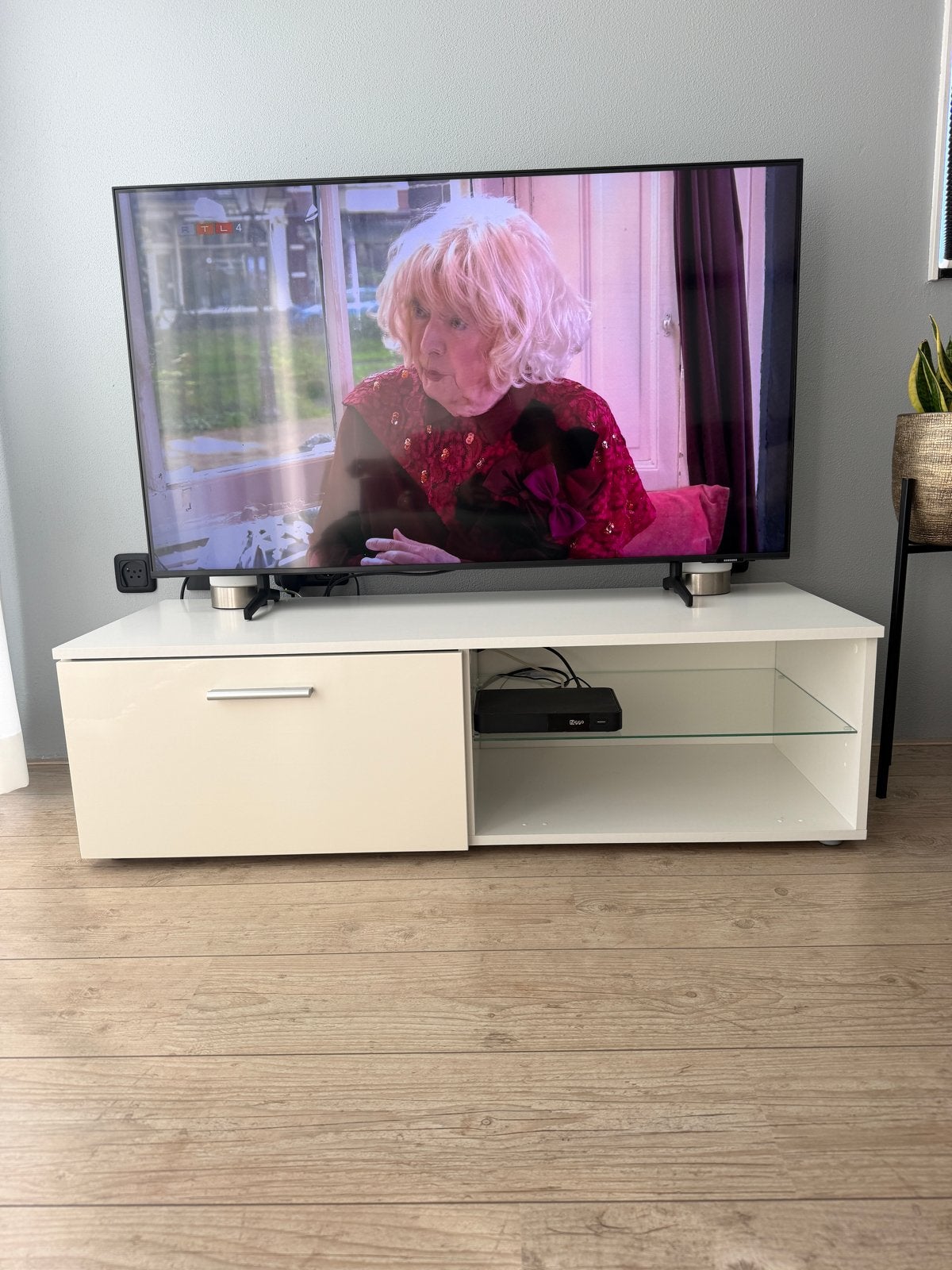 Moderne witte tv-meubel met opbergruimte, Ophalen, Kunststof, 100 tot 150 cm, Zo goed als nieuw