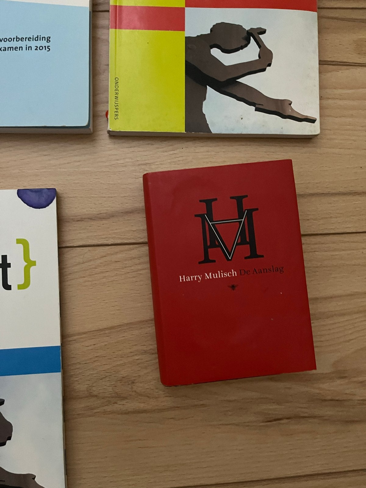 Harry Mulisch - De Aanslag (Rode editie), Boeken, Ophalen of Verzenden, Gelezen, Nederland