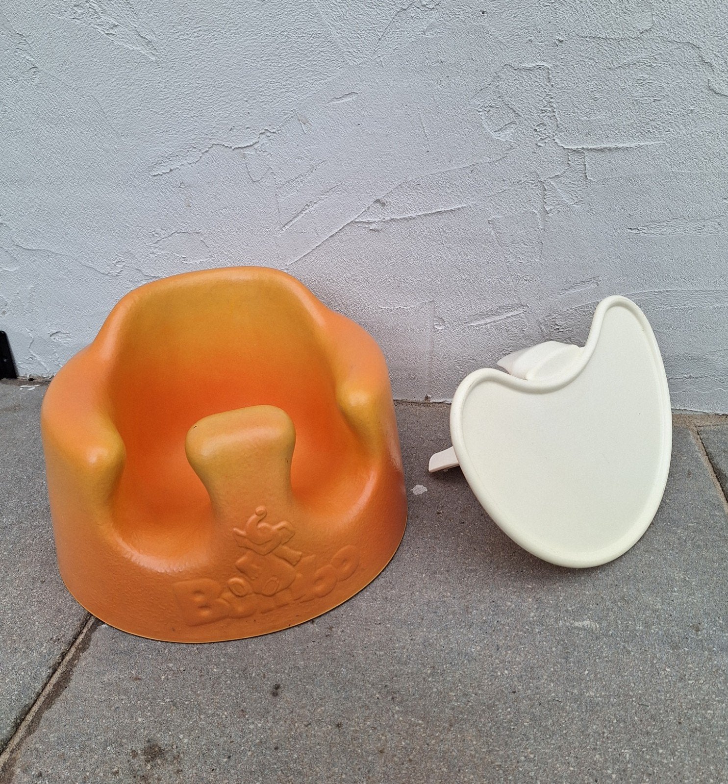 Bumbo Vloerstoel met Tafelblad - Oranje, Kinderen en Baby's, Ophalen, Gebruikt, Overige typen, Afneembaar eetblad