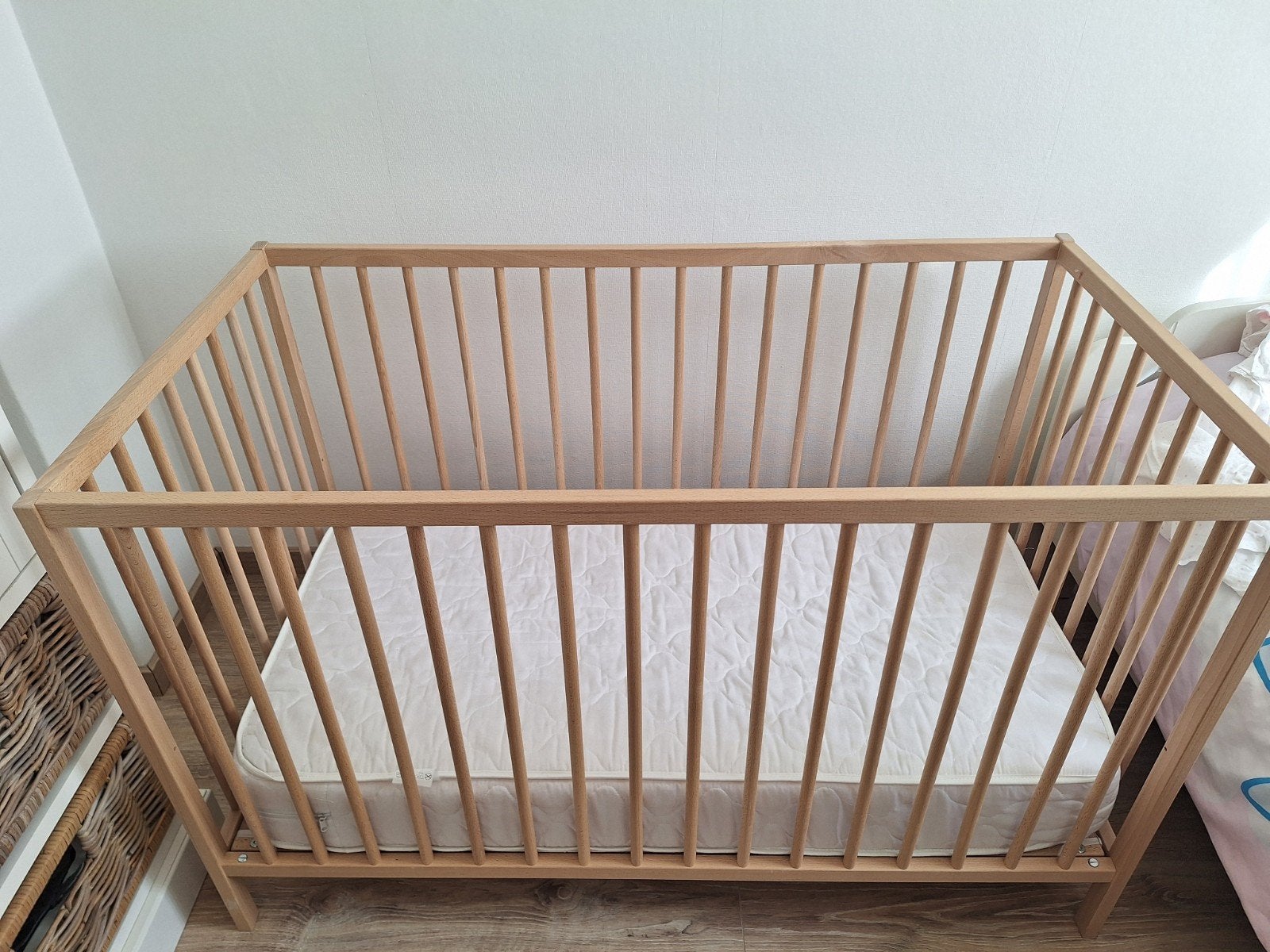 Houten ledikant met matras - Zo goed als nieuw, Kinderen en Baby's, Ophalen of Verzenden, Zo goed als nieuw, Ledikant