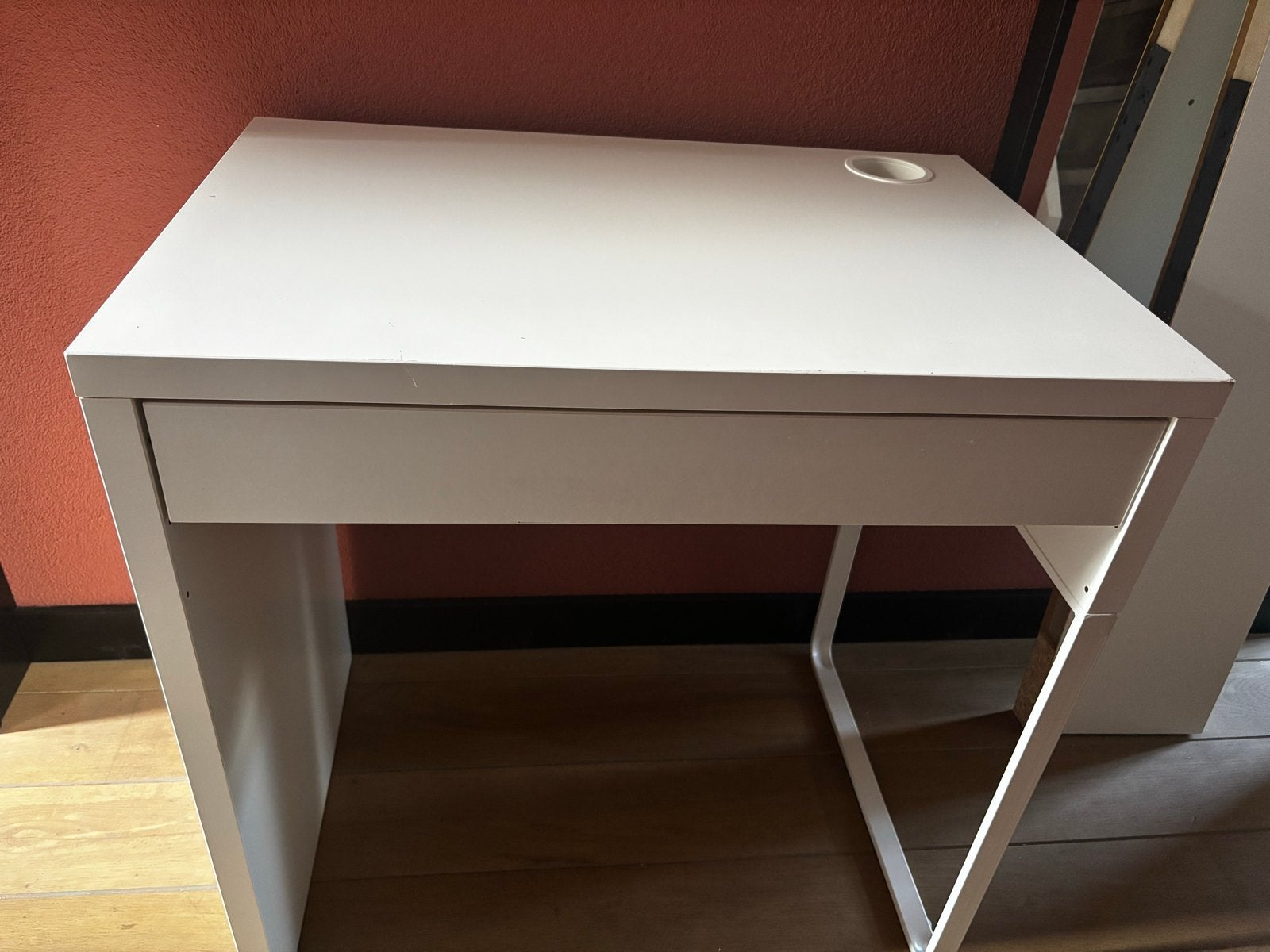IKEA Micke Bureau Wit met Lade - Compact en Functioneel, Ophalen, Gebruikt, Met lades, Spaanplaat of MDF