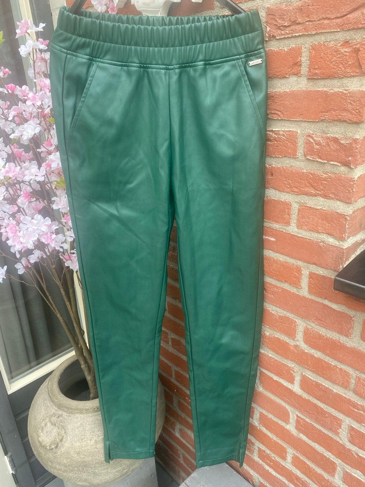 Ambika groene leren broek zo goed als nieuw maat M, Ophalen of Verzenden, Zo goed als nieuw, Maat 38/40 (M), Groen