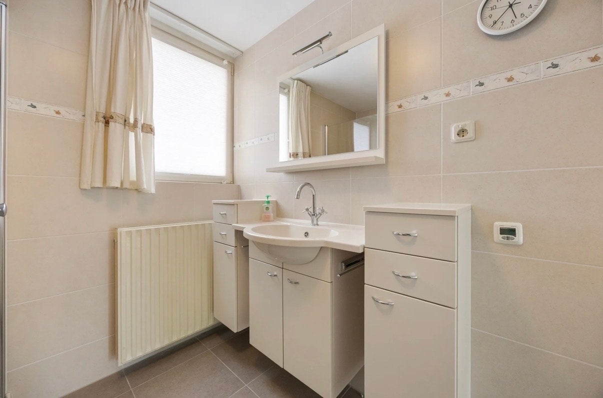 Badkamer met douche en wastafel, Ophalen, Gebruikt, Met douche