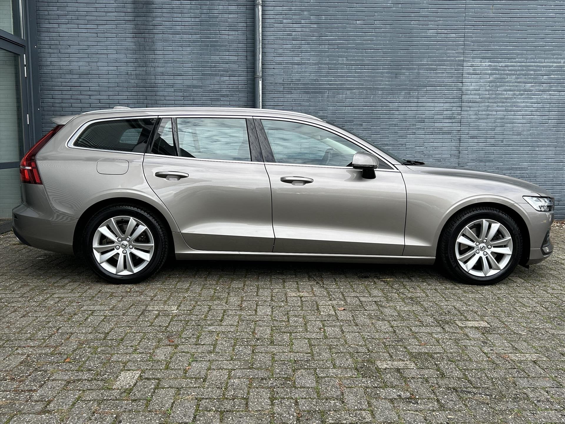 VOLVO V60 B3 163pk Automaat Mild Hybrid Business Pro | Harma, Auto's, Stof, 4 cilinders, Hybride Elektrisch/Benzine, 93 €/maand