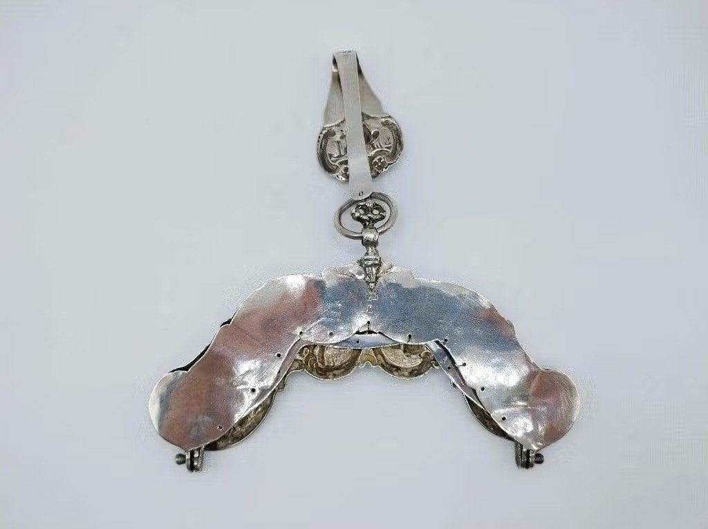 Zilveren tasbeugel met tashaak, R. Tania, Leeuwarden, 1790, Verzenden, Zilver
