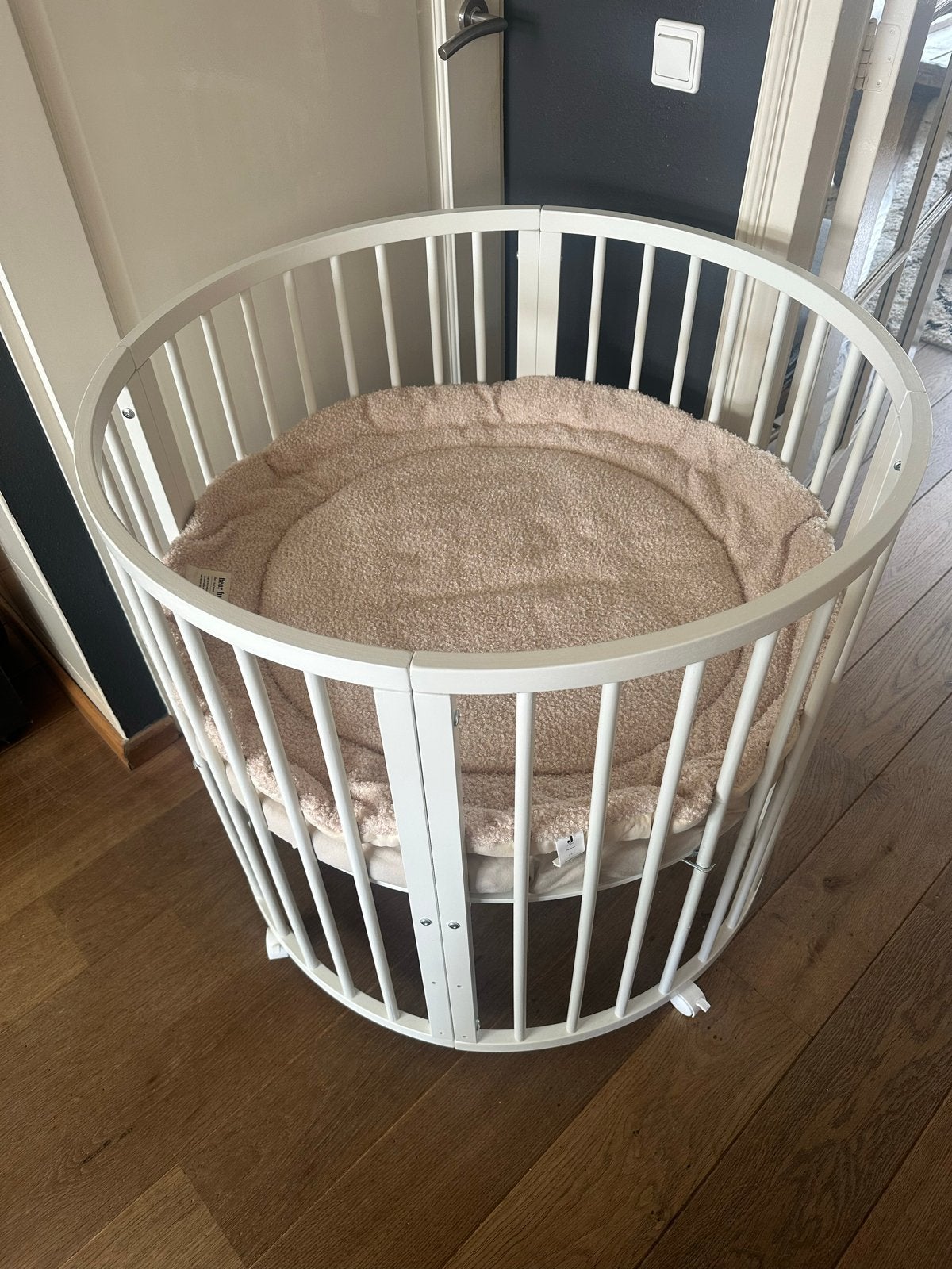 Buxibo Baby Box Rond wit, wieltjes, Kinderen en Baby's, Boxen, Ophalen of Verzenden, Zo goed als nieuw, Rond, Wieltjes