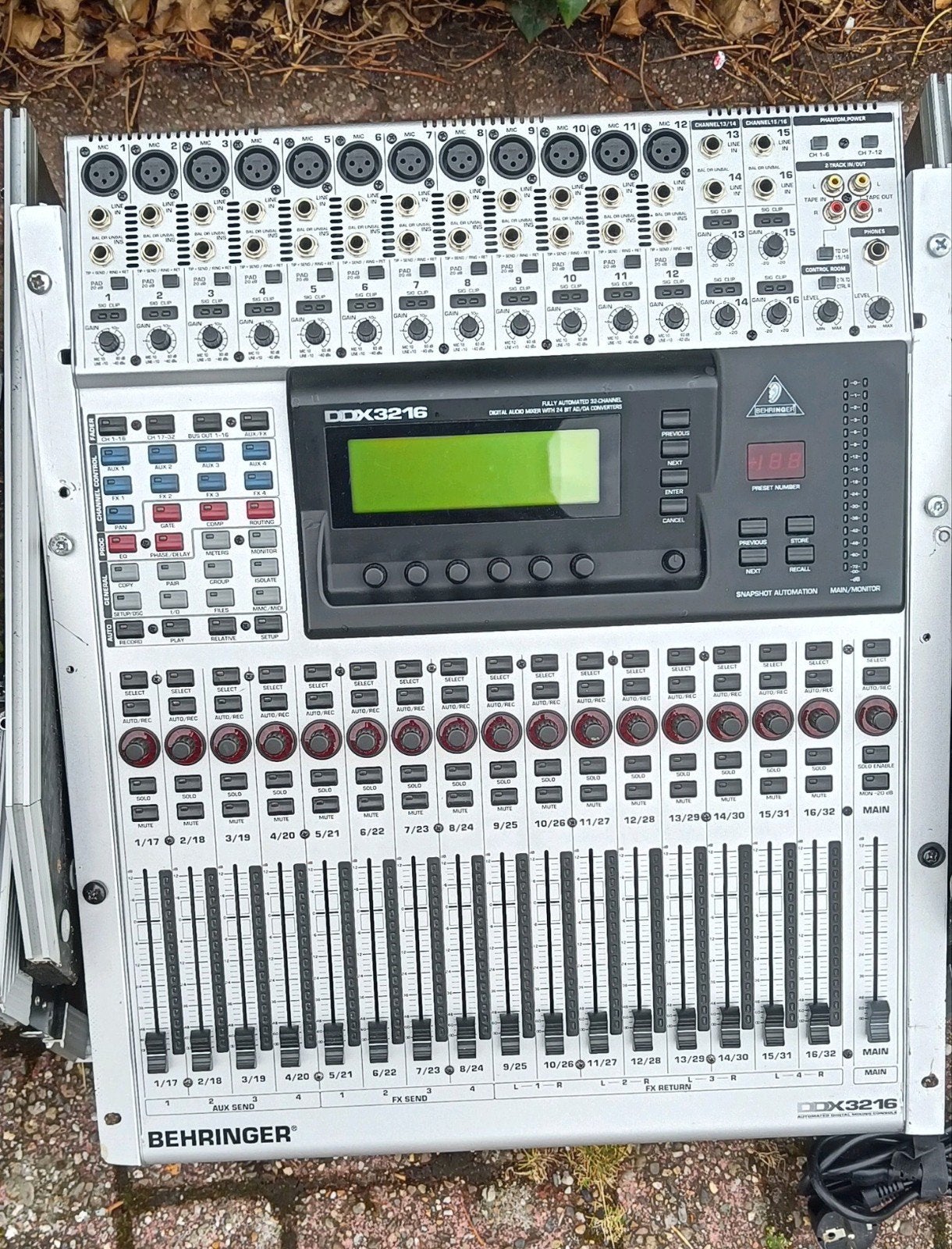 Behringer DDX3216 digitaal mengpaneel in flightcase, Muziek en Instrumenten, Mengpanelen, Ophalen, Gebruikt, 20 kanalen of meer