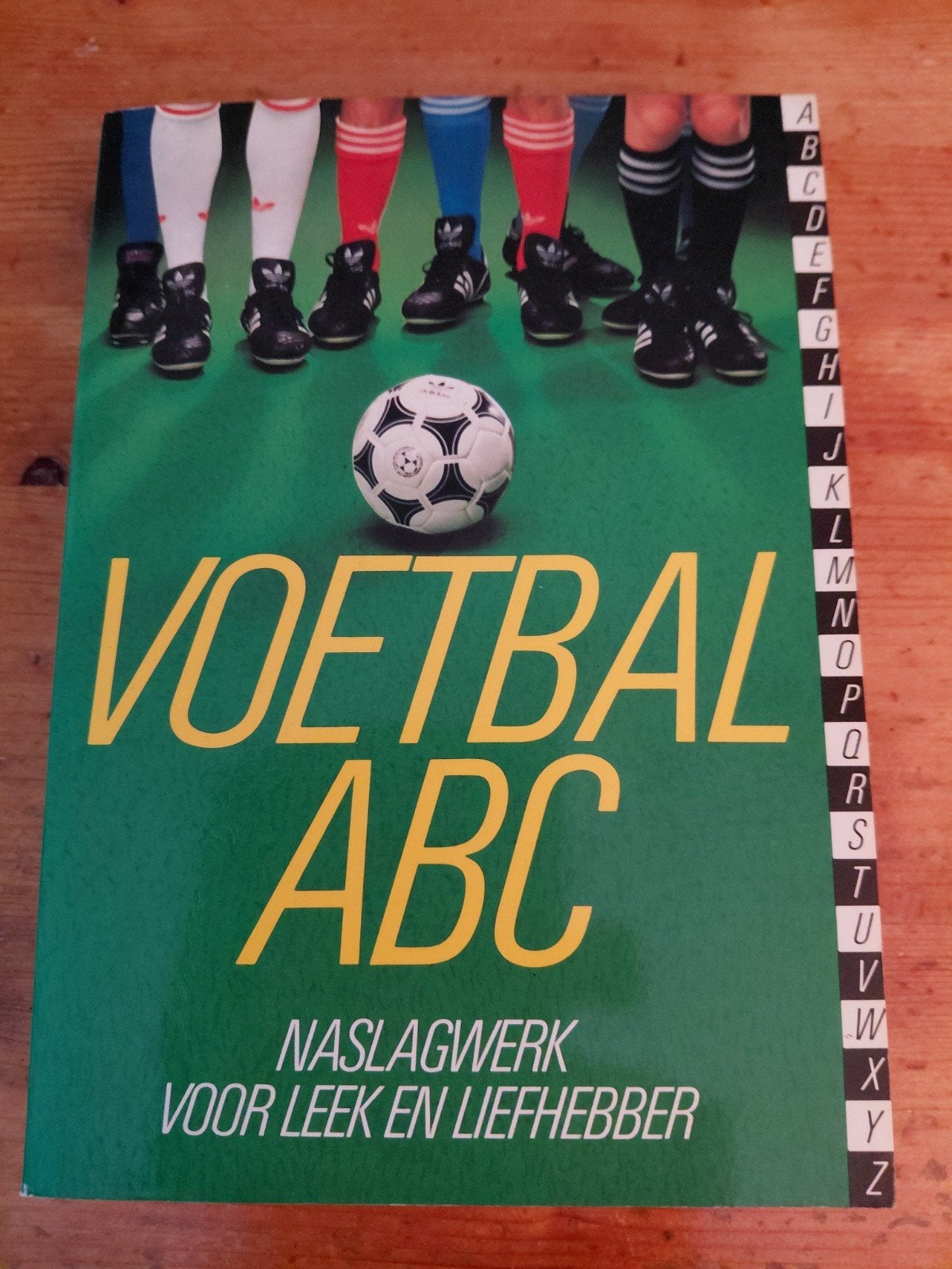 Voetbal ABC - Naslagwerk voor leek en luefhebber, Boeken, Ophalen of Verzenden, Balsport