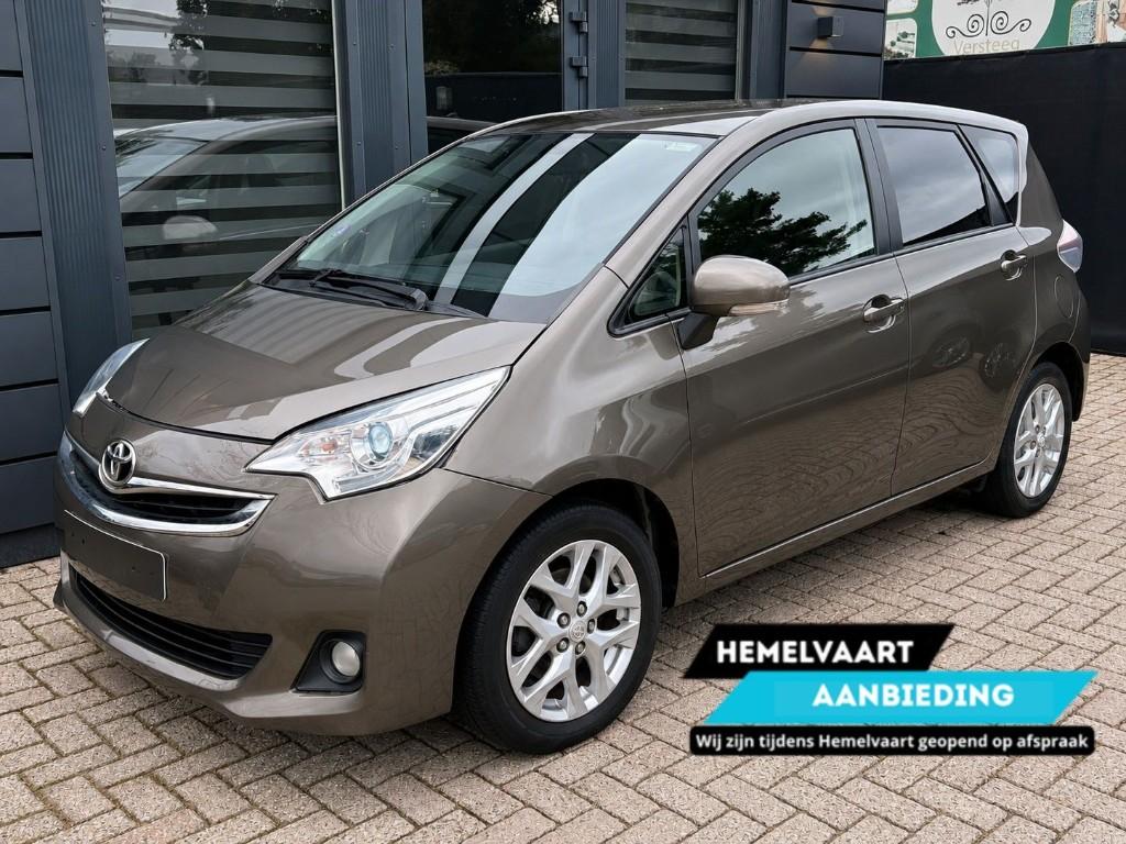 Toyota Verso-S 1.3 VVT-i Dynamic | Navi Panoramadak Camera, Auto diversen, Ophalen, Bruin, 1329 cc, Handgeschakeld