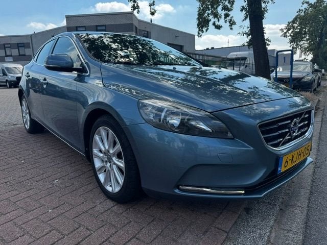 Volvo V40 1.6 D2 Momentum Airco/ECC,Navigatie,Camera, Voorwielaandrijving, Euro 5, Gebruikt, Zwart