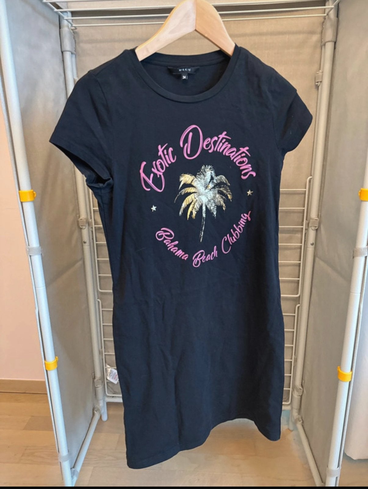 Nikkie t-shirt jurk maat 34 zwart palmboom print, Verzenden, Zwart, Zo goed als nieuw, Maat 34 (XS) of kleiner