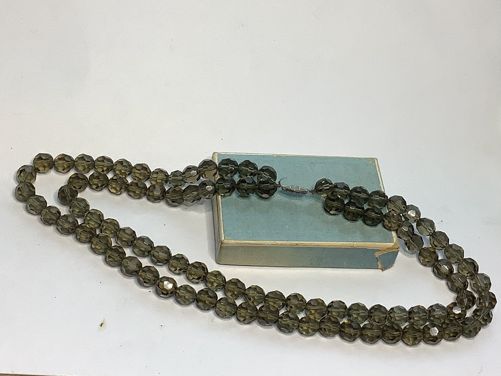 OUD DUBBEL SNOER MET RIJNSTENEN IN ROOKKWARTS KLEUR AAN SLOT, Verzenden, Ketting