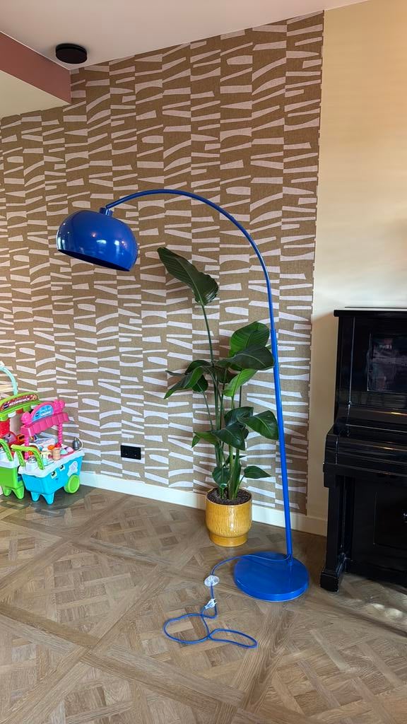 Blauwe staande lamp Kwantum - Zo goed als nieuw, Huis en Inrichting, Lampen | Vloerlampen, Ophalen, Zo goed als nieuw, Metaal