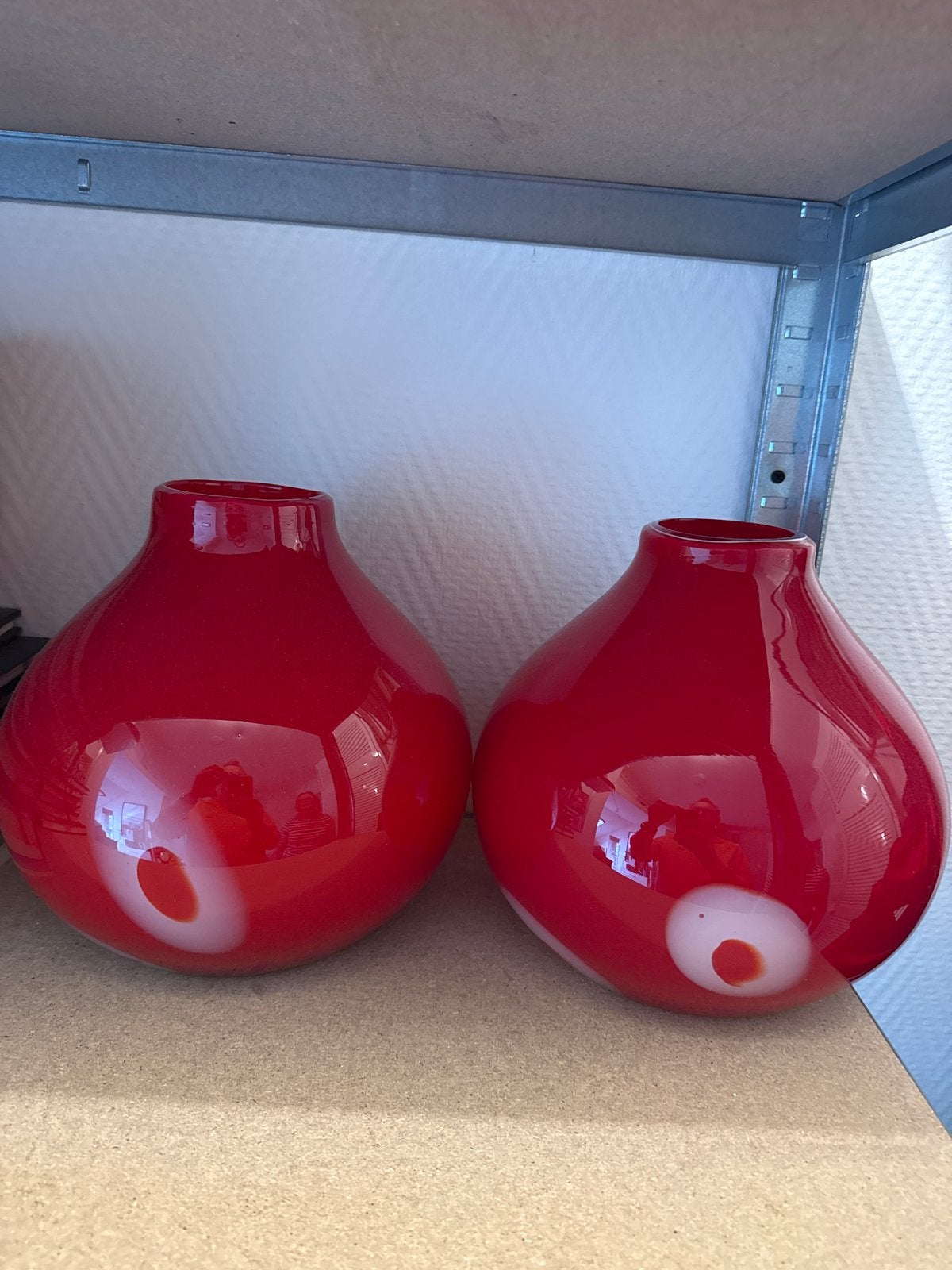 Set van 2 rode glazen vazen met wit accent, Met patroon/structuur, Ophalen of Verzenden, Rood, Glas