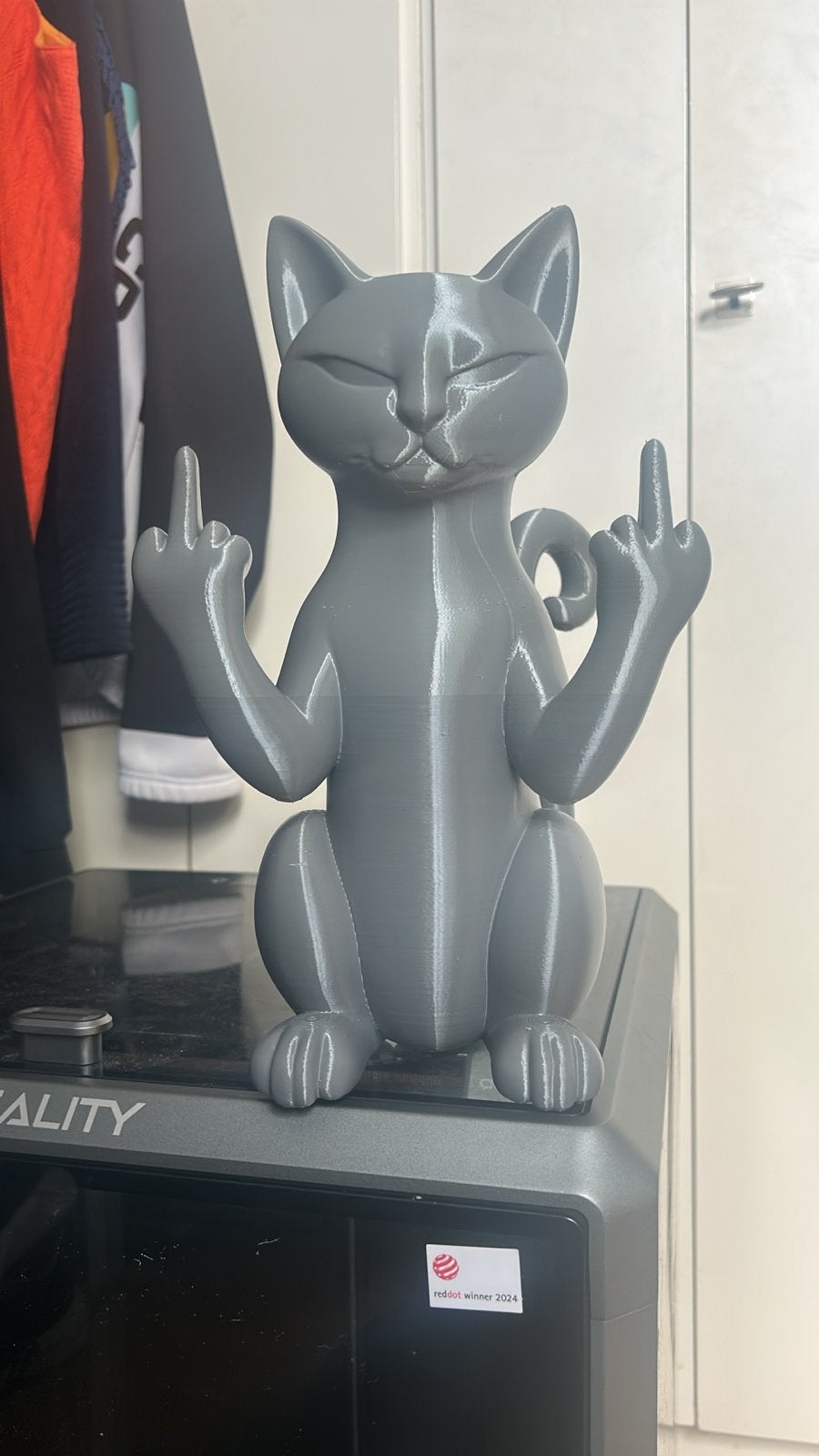 Grappige Kat Middelvinger Beeldje - Bijna 30 cm, Huis en Inrichting, Woonaccessoires | Overige, Overige stijlen, Nieuw, Kunststof