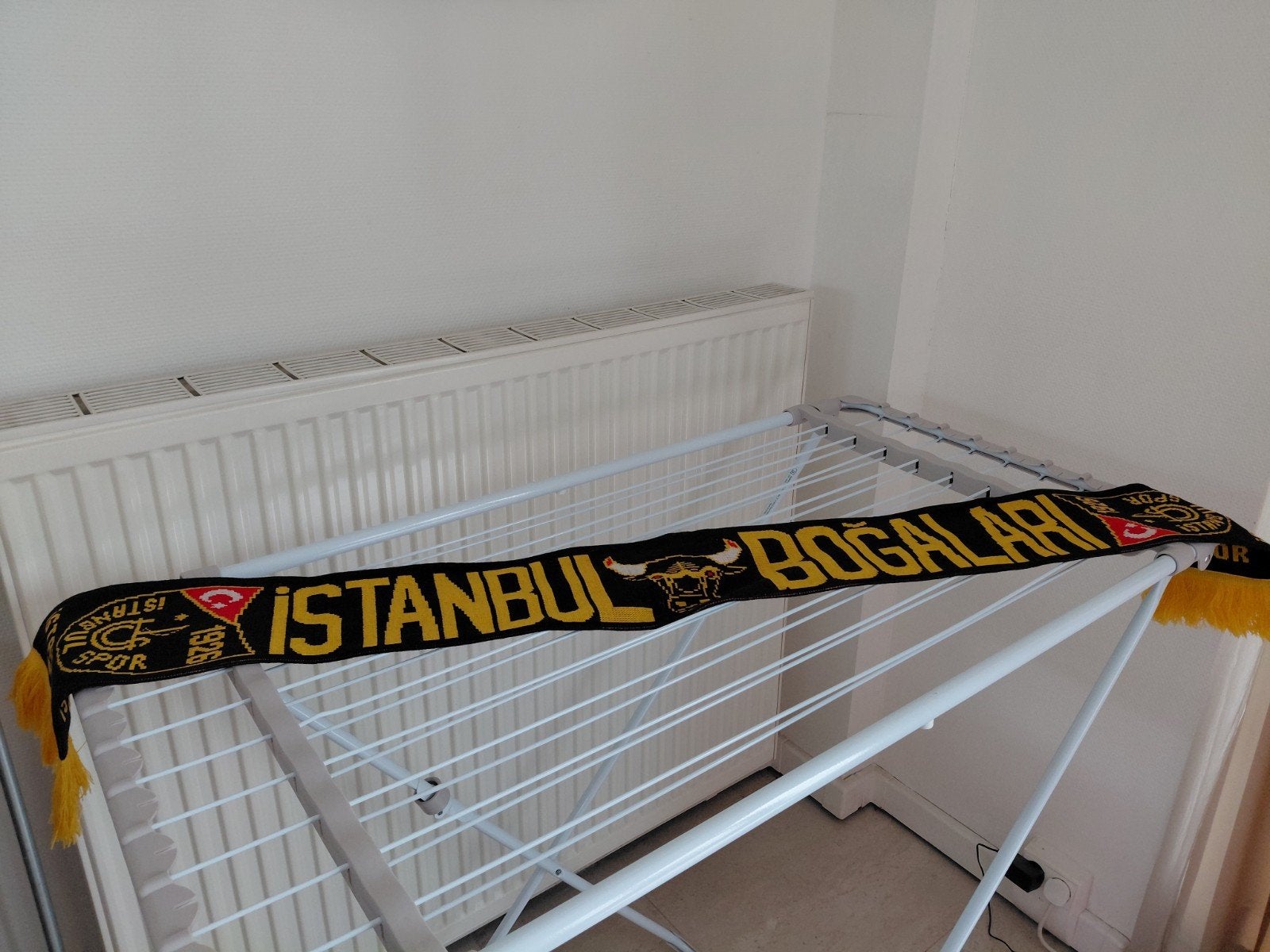 Istanbulspor Sjaal - Voetbal Fan Sjaal, Ophalen of Verzenden, Nieuw, Buitenlandse clubs, Vaantje of Sjaal