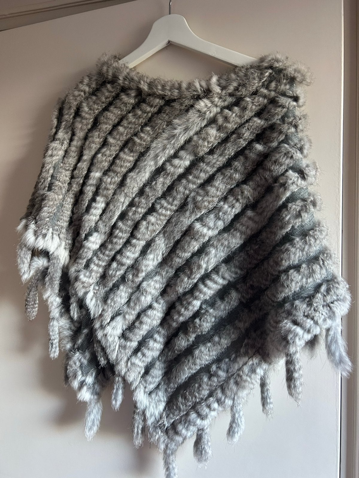 Stijlvolle Konijnenbont Poncho - Grijs, Kleding | Dames, Overige Dameskleding, Ophalen of Verzenden, Zo goed als nieuw