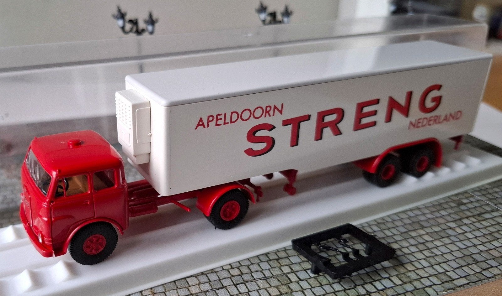 Brekina 7814 MAN 10.212 + oplegger Streng Apeldoorn, 1/87, Ophalen of Verzenden, Zo goed als nieuw, Bus of Vrachtwagen, Brekina