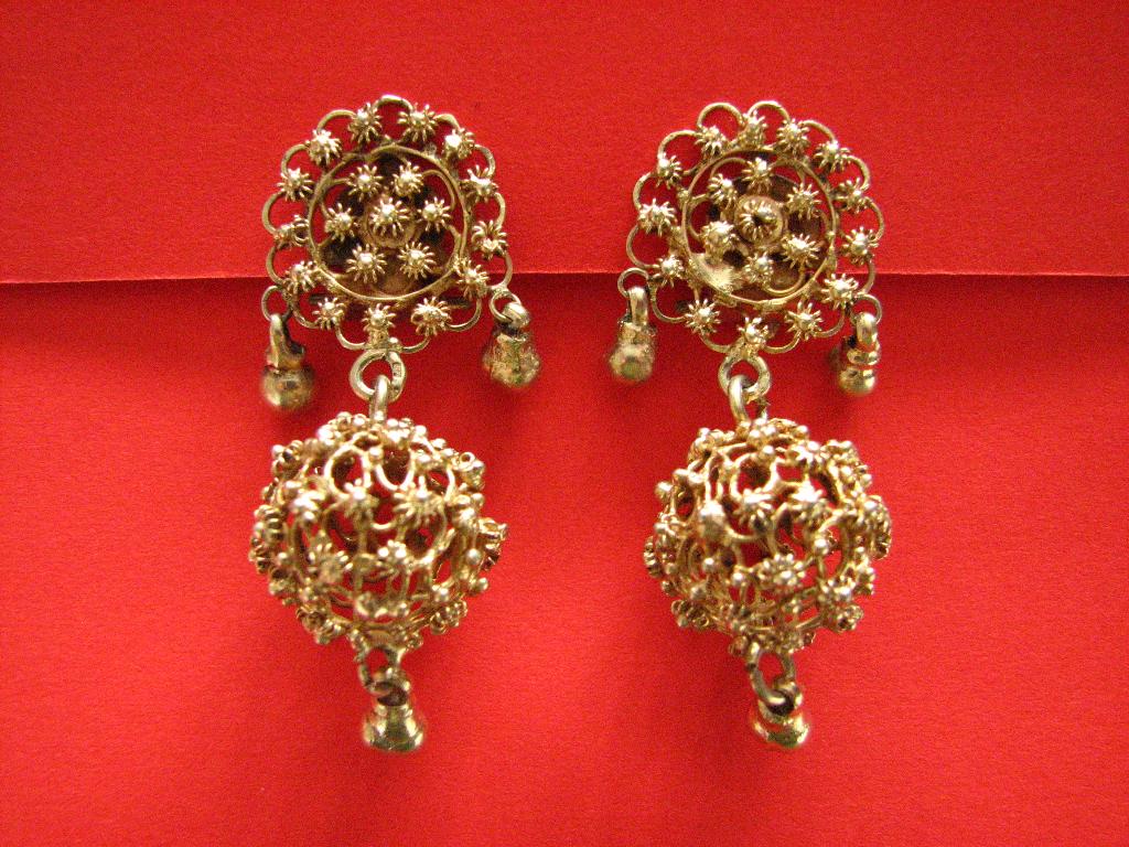 Prachtige Lange Antiek Goud op Zilveren Streekdracht Oorclip, Sieraden, Tassen en Uiterlijk, Antieke sieraden, Verzenden, Zilver