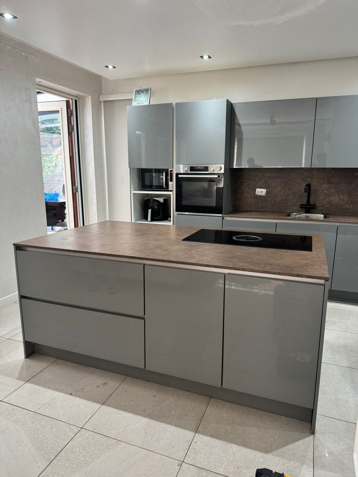 Moderne grijze keuken met kookeiland, Ophalen, Gebruikt, Grijs, Met kookeiland