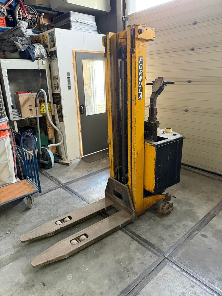 Oude stapelaar elektrisch 3 mtr, Zakelijke goederen, Machines en Bouw | Heftrucks en Intern transport, 1000 tot 2000 kg, Ophalen