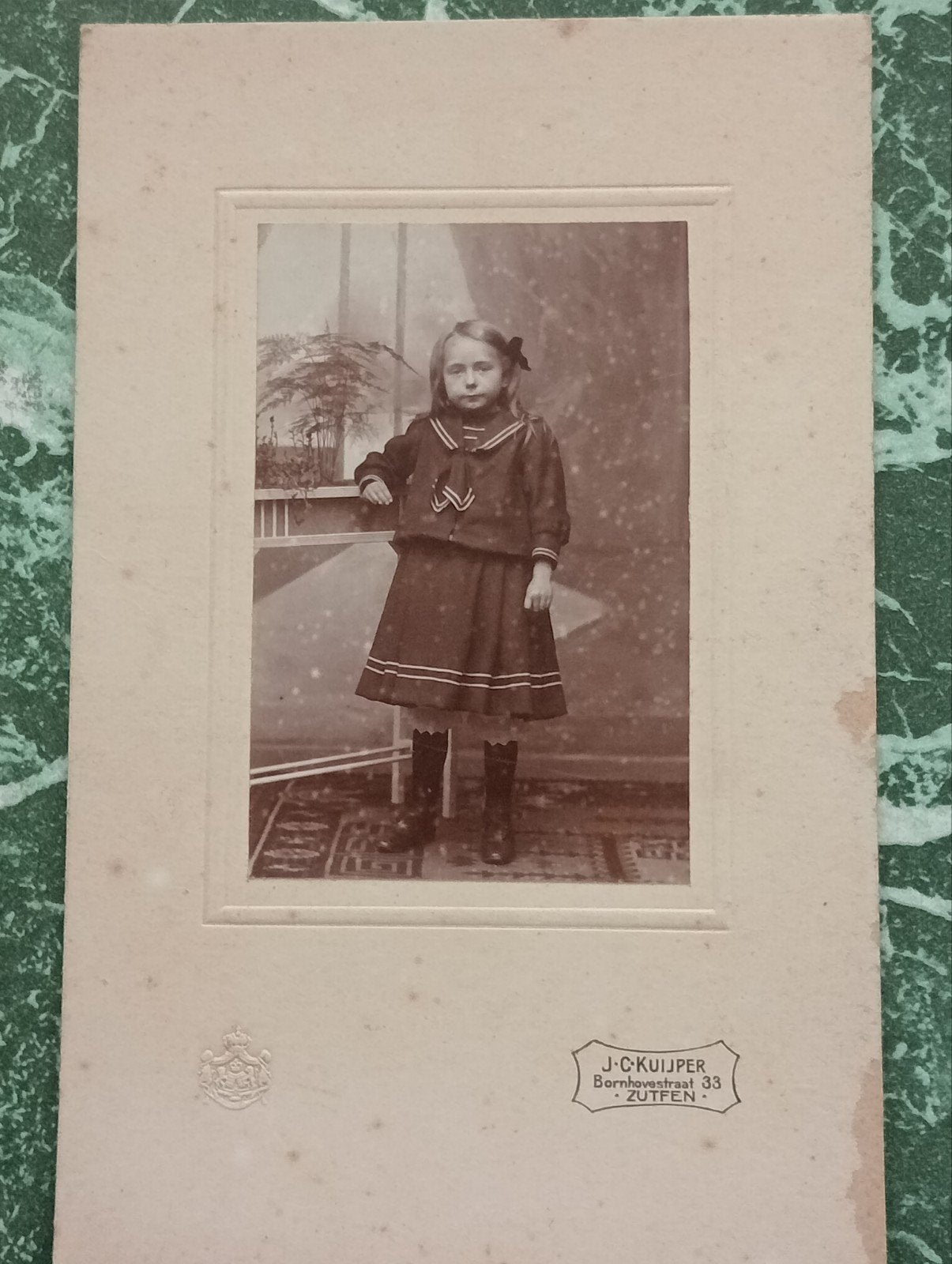 Antieke Foto: Meisje in Matrozenpak, J.C. Kuijper Zutphen, Ophalen of Verzenden, Voor 1940, Gebruikt, Kind