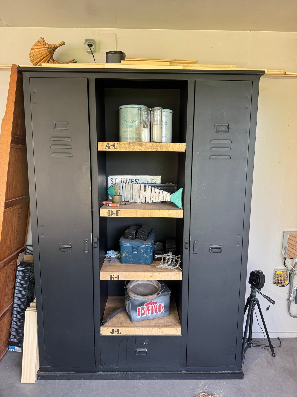 Metalen wandkast van GigaMeubel