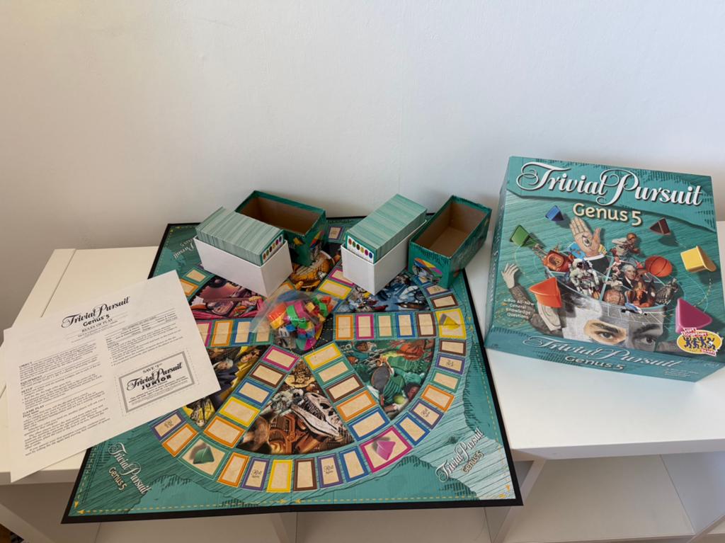Trivial Pursuit - Genus 5 (English), Hobby en Vrije tijd, Gezelschapsspellen | Bordspellen, Ophalen, Zo goed als nieuw
