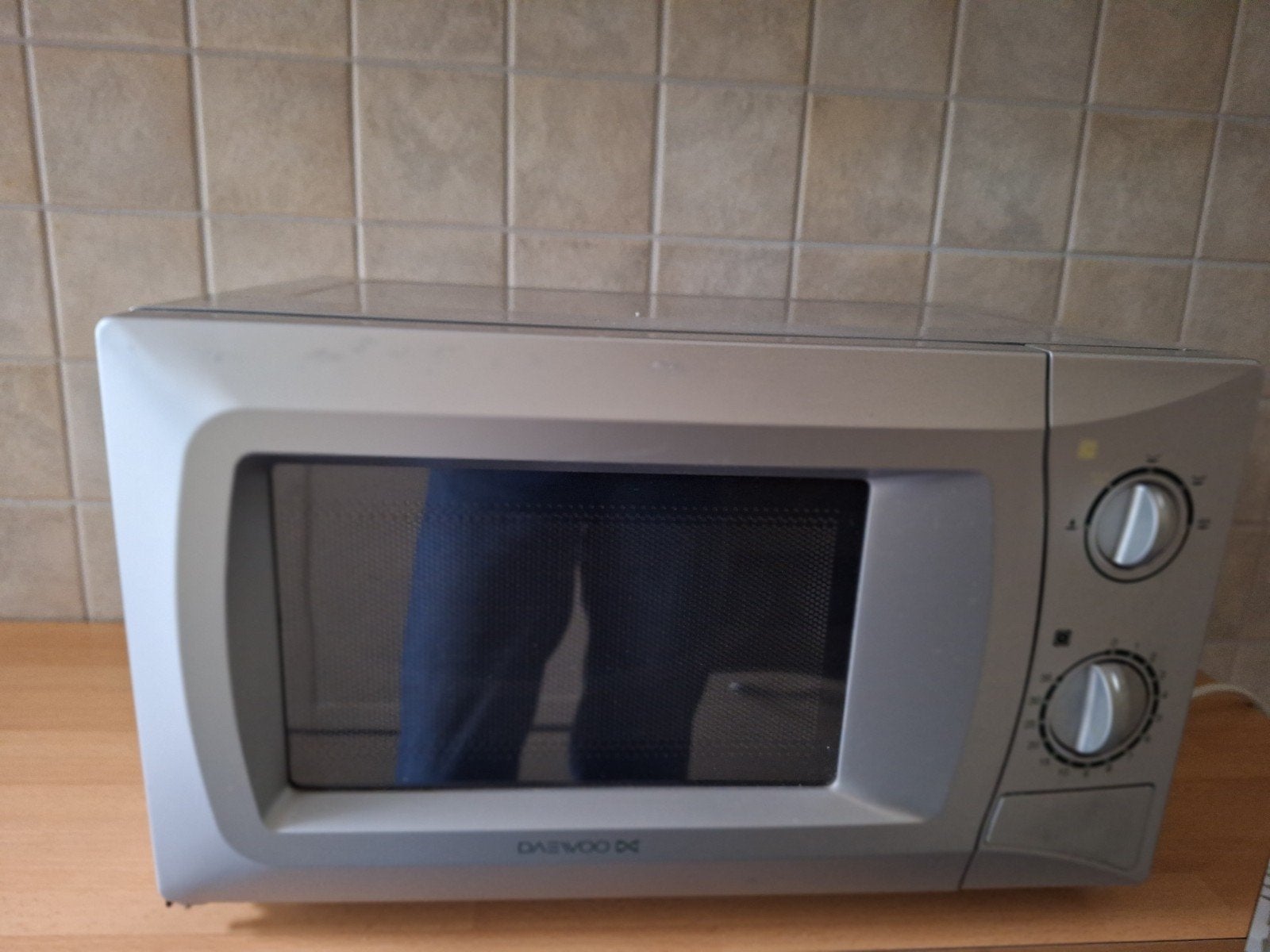 Eenvoudige Daewoo Magnetron - Perfect voor snelle maaltijden, Ophalen, Gebruikt, Minder dan 45 cm, Magnetron