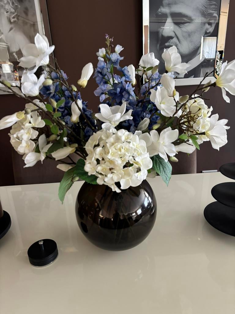 Bruine ronde vaas met kunstbloemen, Ophalen, Zo goed als nieuw