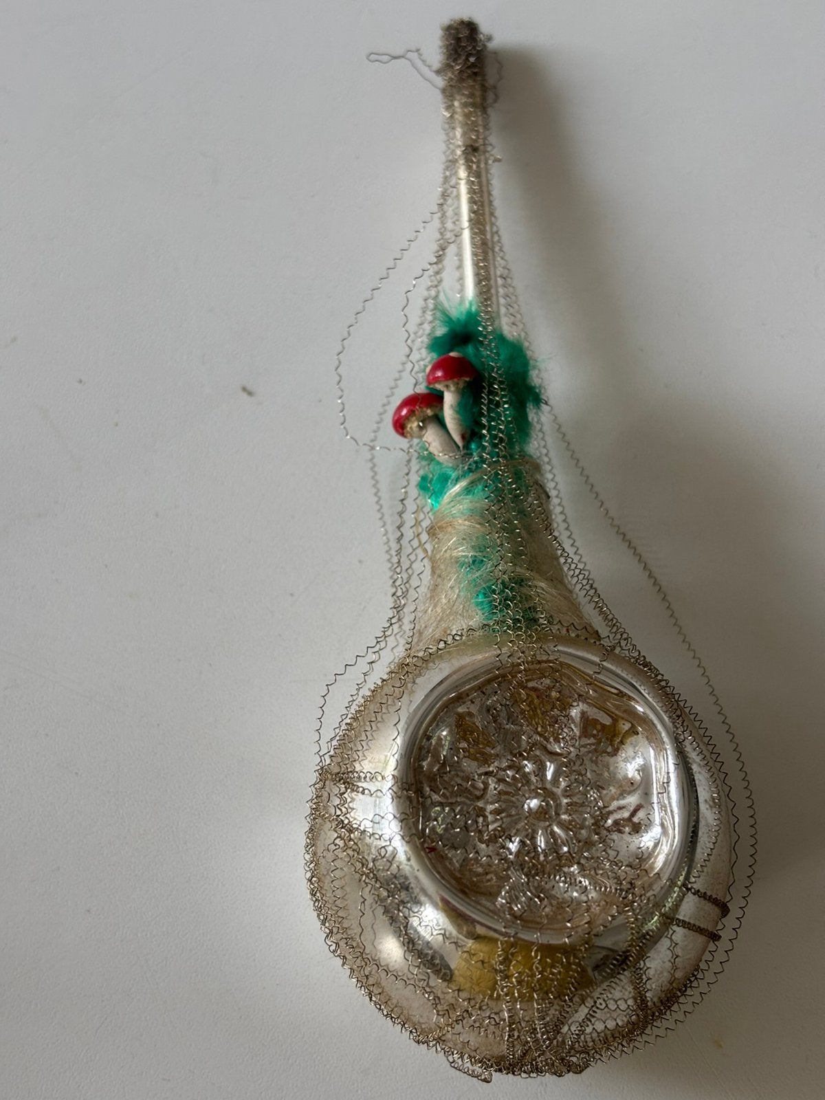 Oude kerstbal met paddestoel en tinsel, Ophalen of Verzenden, Gebruikt