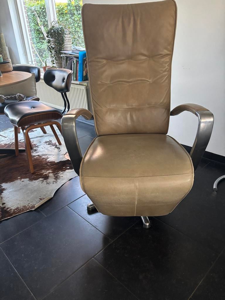 Prominent, Leren electrische relax fauteuil, draaivoet,Taupe, Huis en Inrichting, Stoelen, Ophalen, Gebruikt, Overige kleuren
