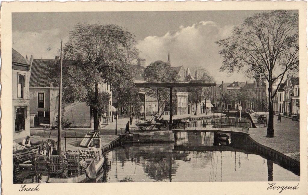 Sneek, Hoogend met schip en brug. 6327, Verzamelen, Ansichtkaarten | Nederland, Verzenden, 1920 tot 1940, Gelopen, Friesland