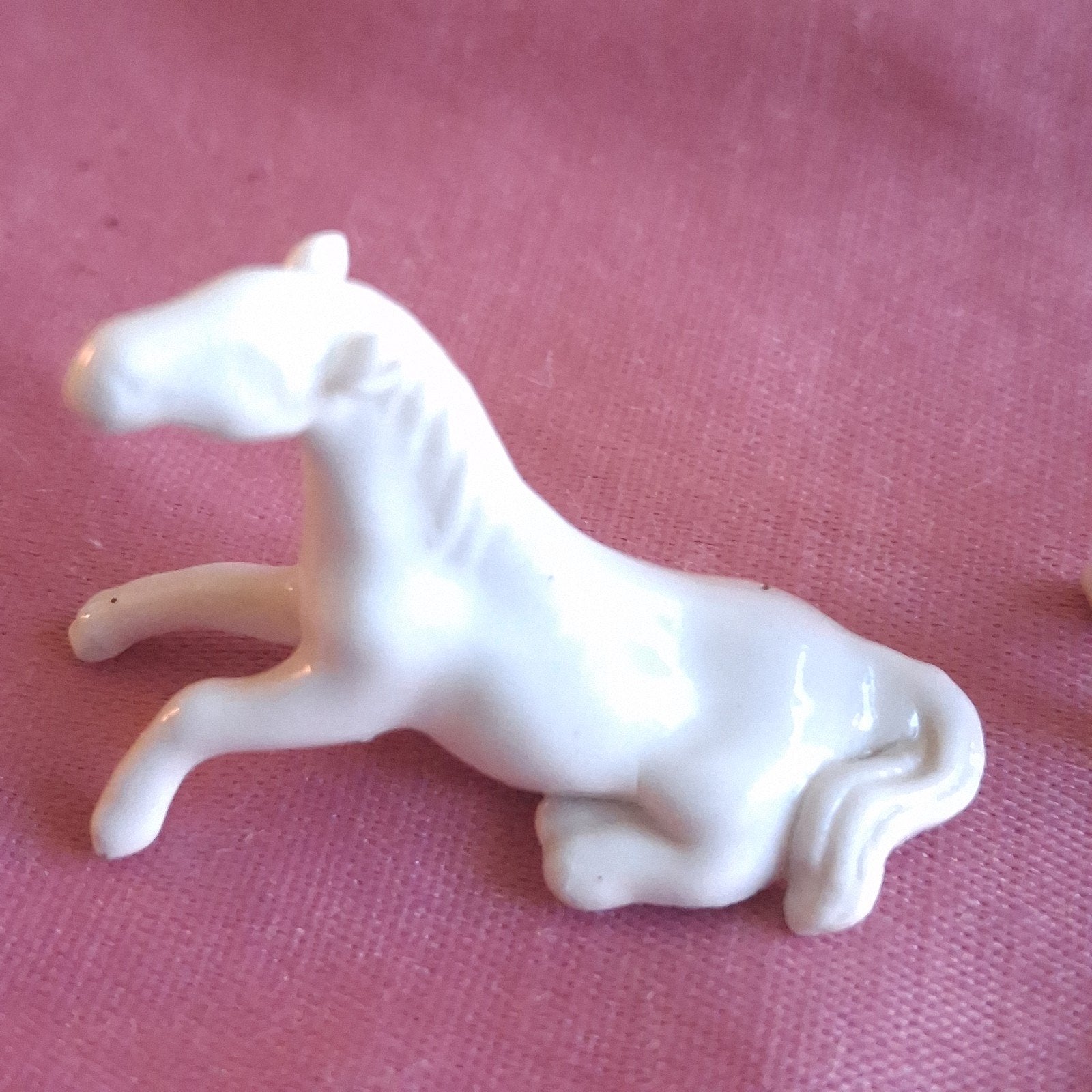Vier Miniatuur Paardjes Wit Chinees Porselein Blanc de Chine, Verzenden, Wit, Overige materialen