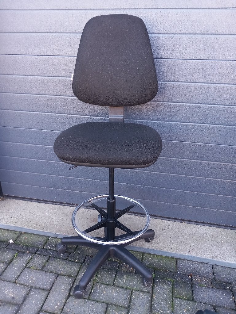 Hoge werkstoel met voetring, Huis en Inrichting, Ophalen, Gebruikt, -, Zwart