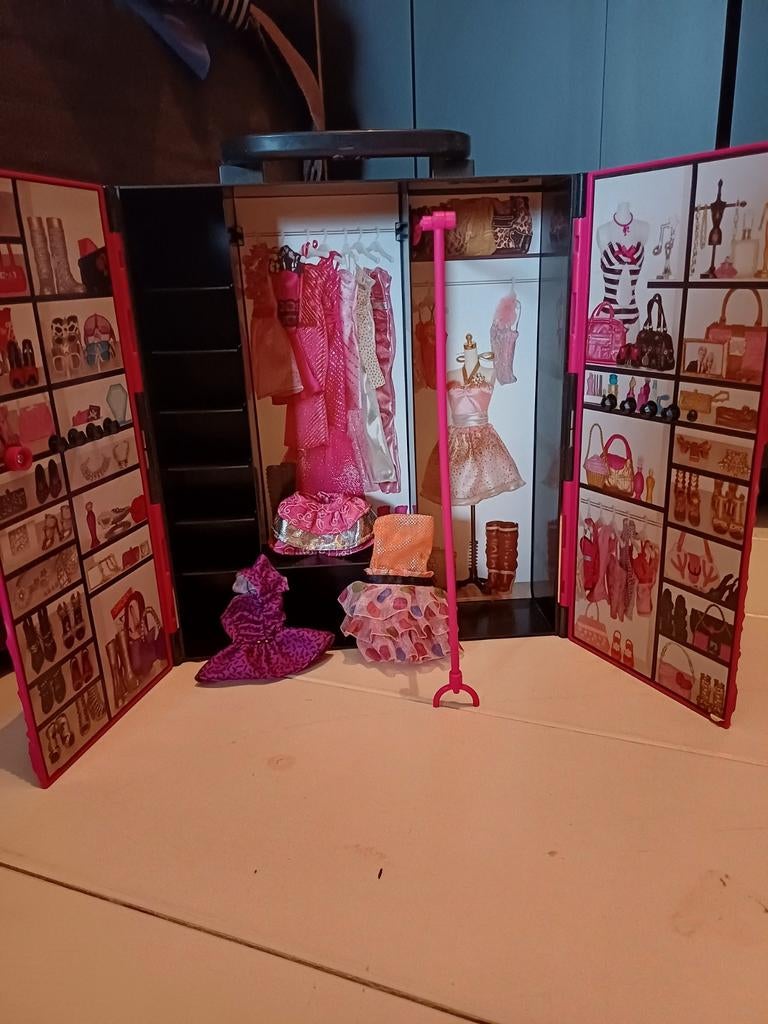 Barbie Super Kledingkast draagbare kledingkast koffer, Verzamelen, Ophalen of Verzenden, Poppenhuis
