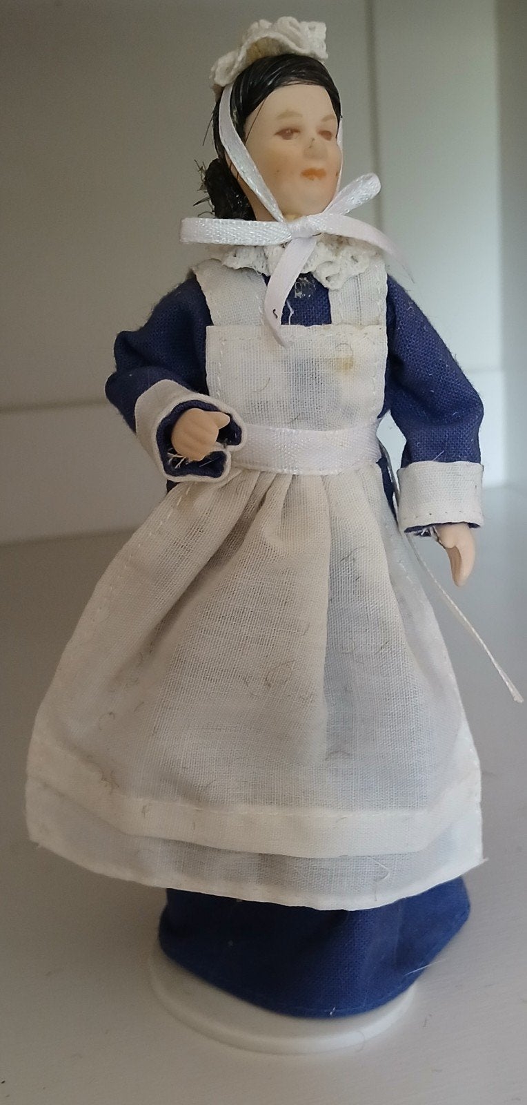 Poppenhuis dienstmeisje blauw 1:12, Ophalen of Verzenden, Gebruikt, Popje
